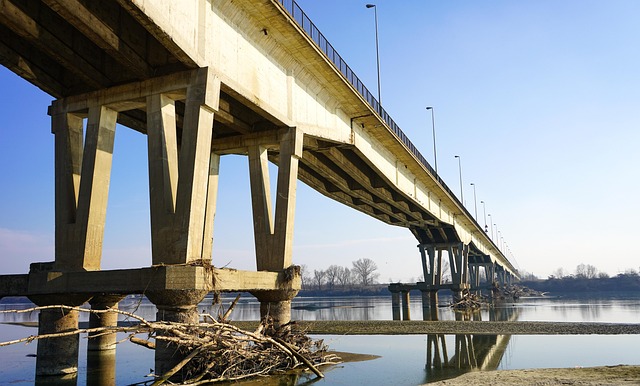 deti beziace po plytcine s vlnami na piescitej plazi v lete